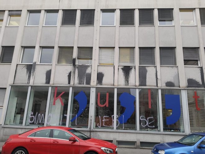 Stavba ministrstva za kulturo je bilo v zadnjih dveh mesecih že dvakrat zamazana z barvo. FOTO: zaslonski posnetek