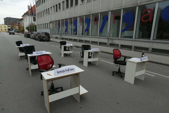 Med imeni, ki so se znašla na z rdečo barvo prekritimi mizami pred ministrstvom za kulturo, je bilo oktobra tudi ime Alenke Gotar. FOTO: Gov.si