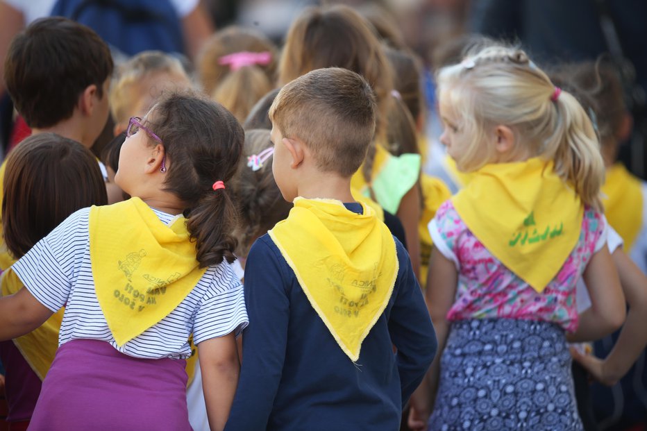 Fotografija: Prvošolci z rumenimi ruticami na ljubljanski ulici. FOTO: Jure Eržen, Delo