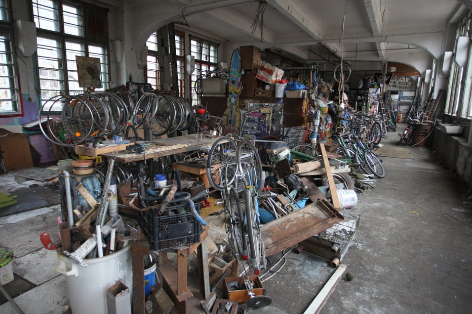 Fotografija: Vse to so našli na območju nekdanje tovarne Rog. FOTO: Nik Rovan, MOL
