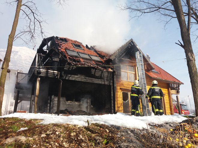 Požar je uničil stanovanjsko hišo v Bovcu. FOTO: arhiv občinskega štaba civlne zaščite Bovec