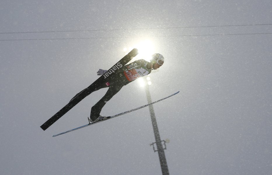 Fotografija: Mladi skakalec Bor Pavlovčič je bil po prvi seriji tretji. FOTO: Kai Pfaffenbach, Reuters
