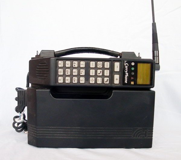 Fotografija: Prvi prenosni telefon – carry phone. »Težek, drag in frajerski.« FOTO: K. E.