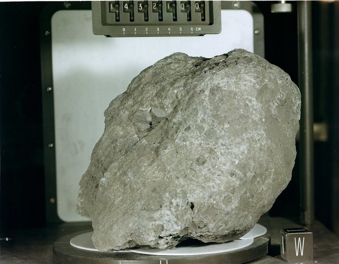 Posadka je z Lune med drugim prinesla devet kilogramov težko skalo, ki so jo poimenovali Big Bertha (Velika Berta). FOTO: Nasa/wikipedia
