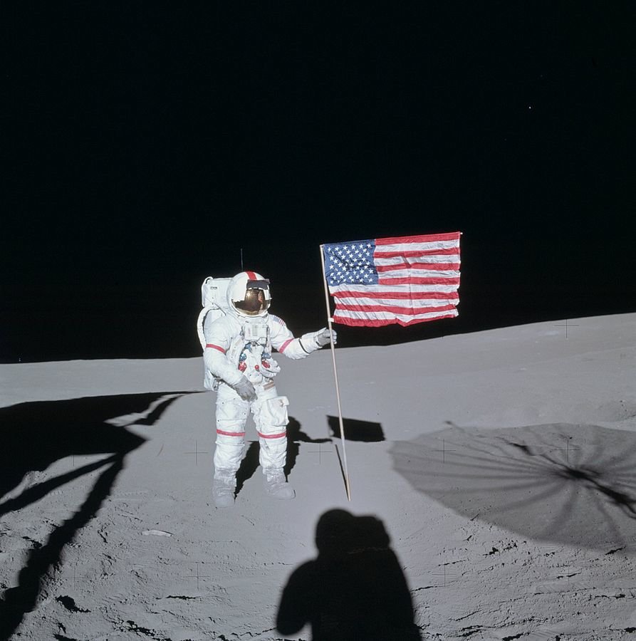 Fotografija: Alan Shephard na površju Lune z ameriško zastavo FOTO: Edgar Mitchel/nasa/wikipedia
