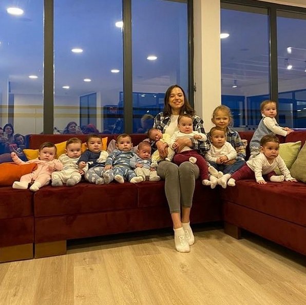 Fotografija: Christina Ozturk in njenih 11 otrok. FOTO: Instagram/Christina Ozturk