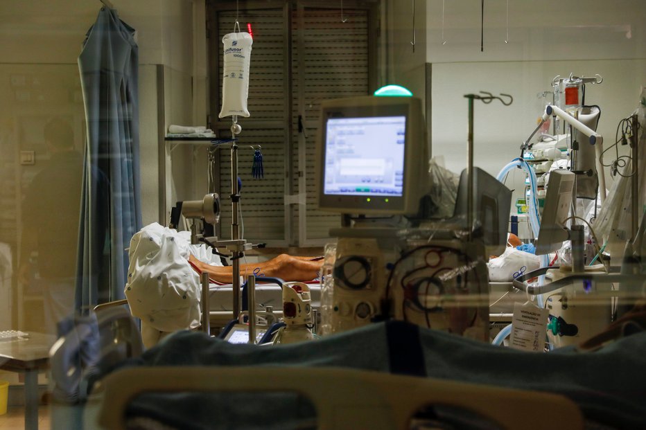 Fotografija: Zdravljenje na intenzivnem oddelku v Lizboni. FOTO: Pedro Nunes, Reuters