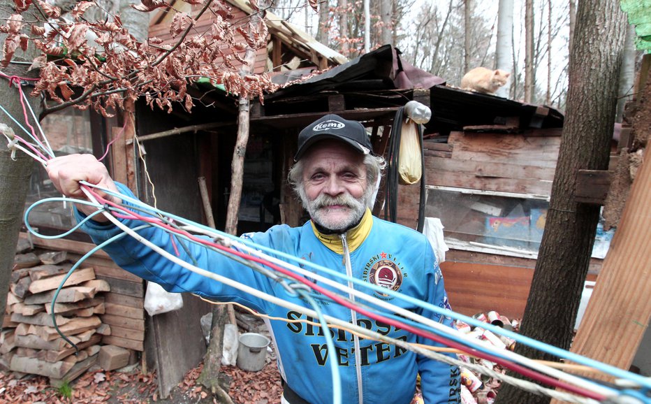 Fotografija: Od kar mu je pred 15 leti zgorel dom, je Slavc živel v gozdu nad Grosupljim. Njegova družba so bile mačke, veselje pa kolo, s katerim je naredil več kot 20.000 kilometrov na leto. FOTO: Dejan Javornik