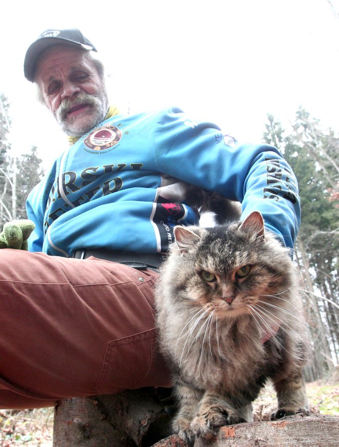 Od kar mu je pred 15 leti zgorel dom, je Slavc živel v gozdu nad Grosupljim. Njegova družba so bile mačke, veselje pa kolo, s katerim je naredil več kot 20.000 kilometrov na leto. FOTO: Dejan Javornik