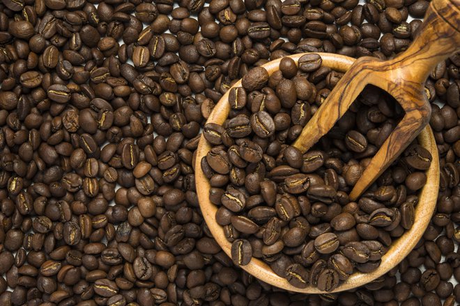 Kava še posebno dobro prežene vonj česna in čebule. FOTO: Jumoobo/Getty Images