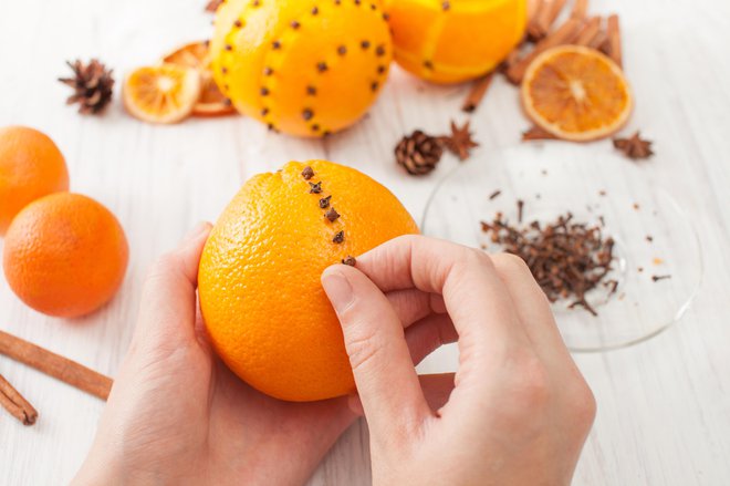 S klinčki v pomaranči okrasimo in odišavimo prostor. FOTO: Ekramar/Getty Images