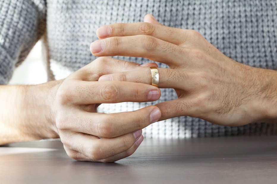 Fotografija: Varanje ni edini razlog za skrivanje poročnega prstana. FOTO: Seb_ra, Getty Images