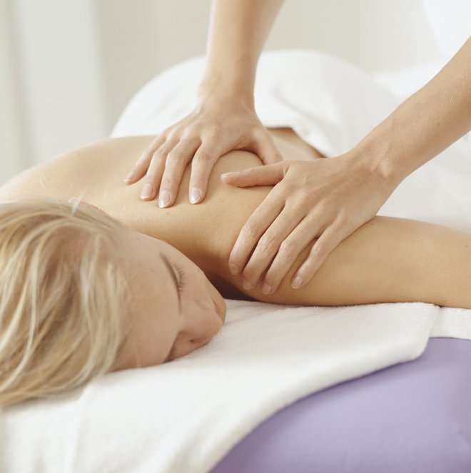 Ameriško zdravniško združenje svetuje masažo, akupunkturo, jogo, hojo in segrevanje bolečega predela. FOTO: David De Lossy/Getty Images