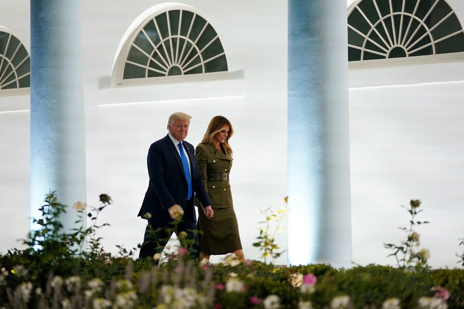 Fotografija: Nekdanji ameriški predsednik Donald Trump in prva dama Melania, ko sta bše ila v Beli hiši. FOTO: Kevin Lamarque, Reuters