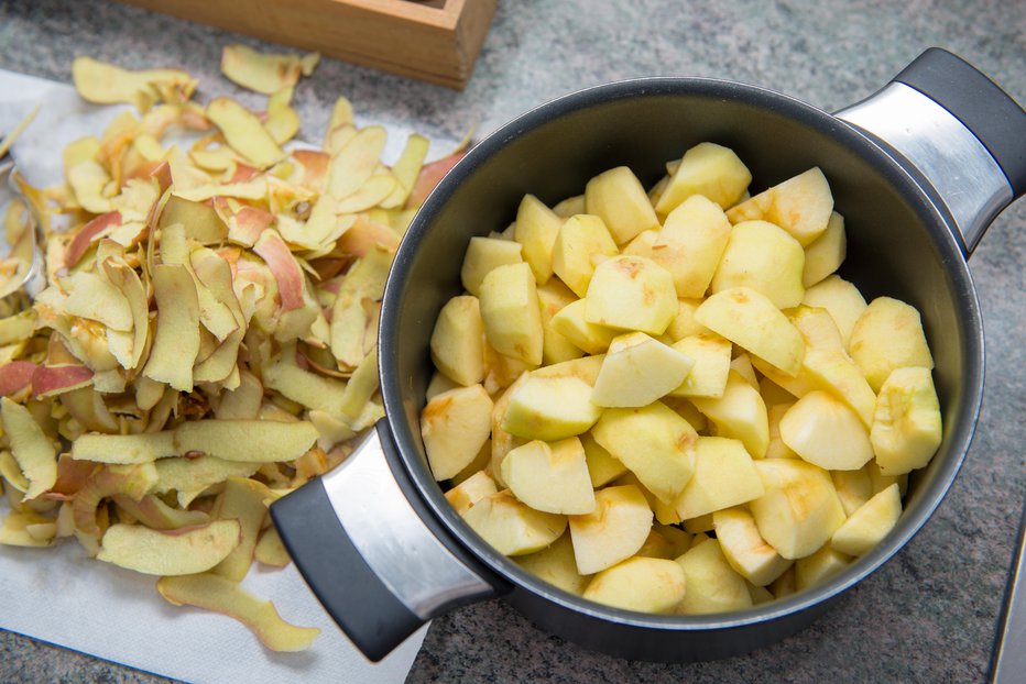 Fotografija: Če recept zahteva olupljena labolka, olupke posušimo v pečici in dobili smo jabolčni čips. FOTO: Philipimage/Getty Images