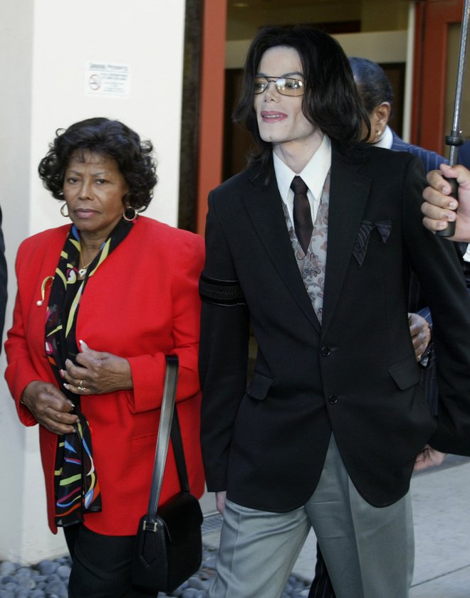 Na sodišču je bil 2005. oproščen obtožb pedofilije, a sence tega so mu sledile še na drugi svet. FOTO: Pool/Reuters