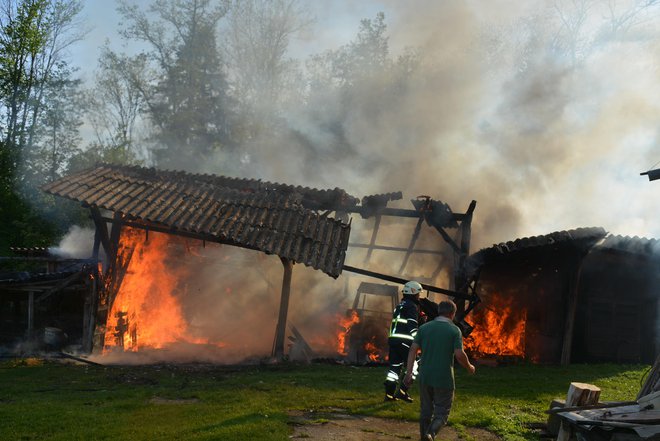 Ogenj se je hitro širil, a se je še srečno končalo. FOTO: Oste Bakal
