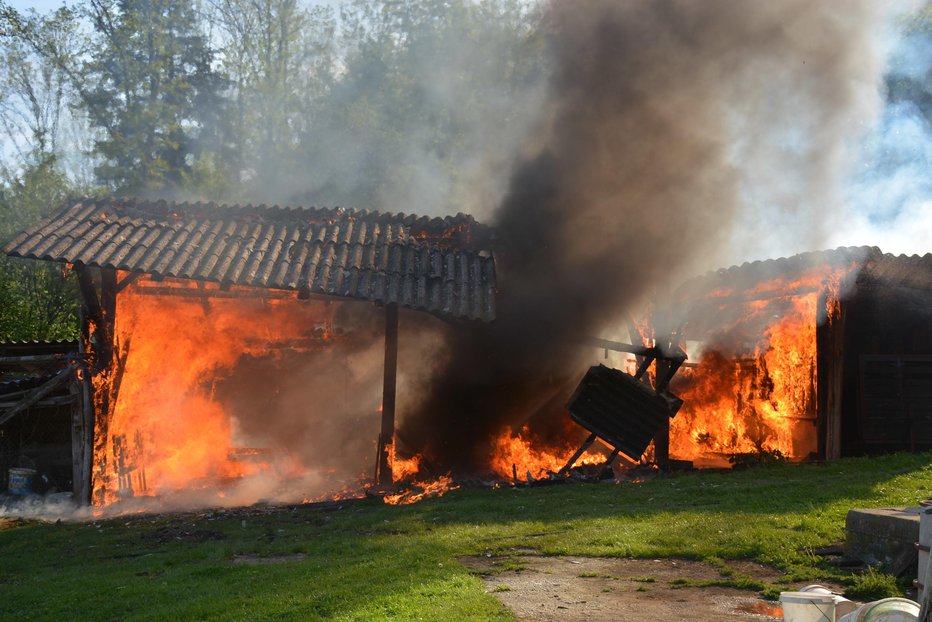 Fotografija: Ogenj se je hitro širil, a se je še srečno končalo. FOTO: Oste Bakal