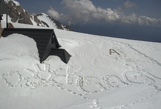Na Kredarici imajo še štiri metre snega. FOTO: Arso