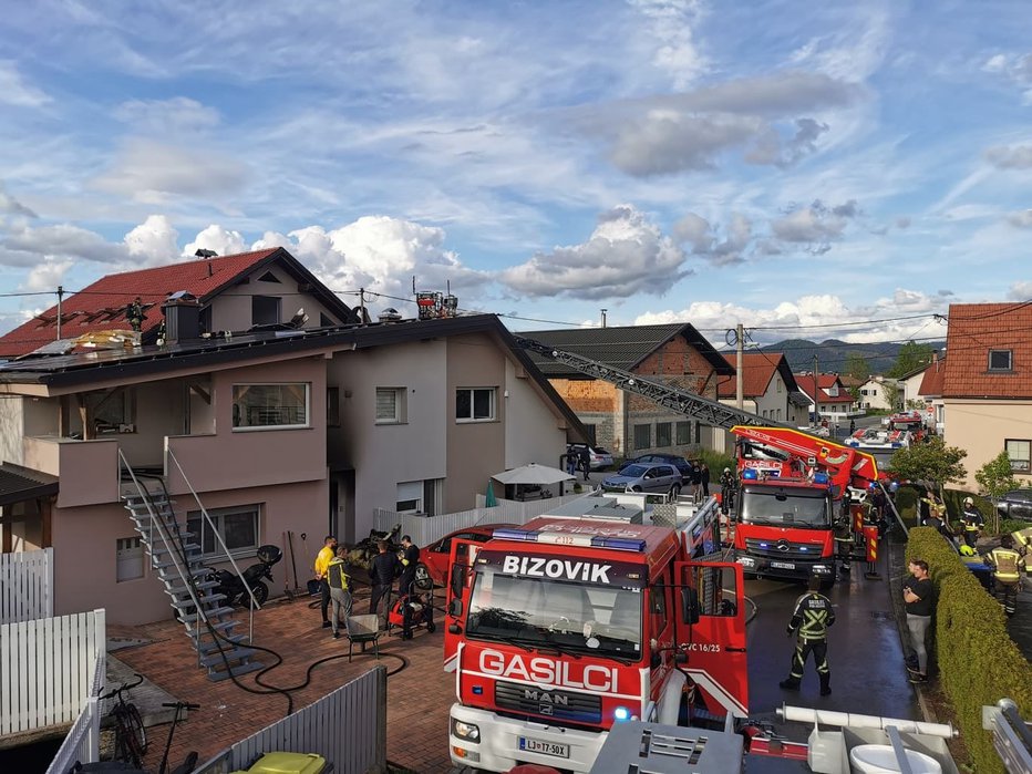 Fotografija: Zagorelo je v večstanovanjskem objektu v ljubljanskem Bizoviku. FOTO: Facebook, Gasilska brigada Ljubljana