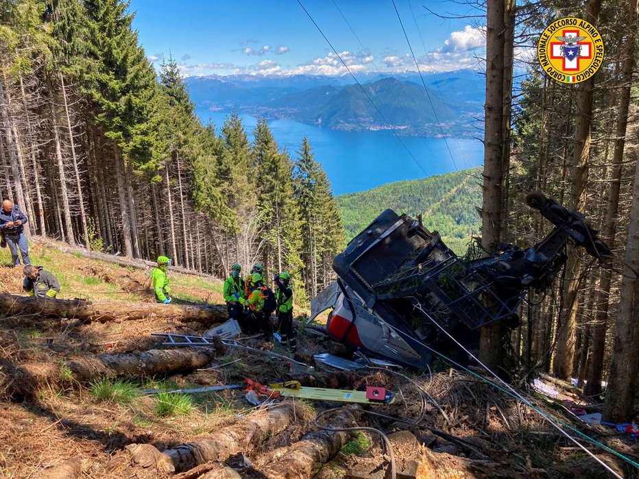 Fotografija: Vzrok nesreče še ni znan, po poročanju medijev pa je kabinska žičnica v globino zgrmela na eni najvišjih točk. FOTO: Alpine Rescue Service,  Reuters
