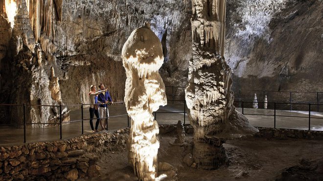 Najbolj atraktivna jama na svetu z veličastnimi kapniškimi skulpturami in pestrim živalskim svetom bo znova na ogled. FOTO: Postojnska jama
