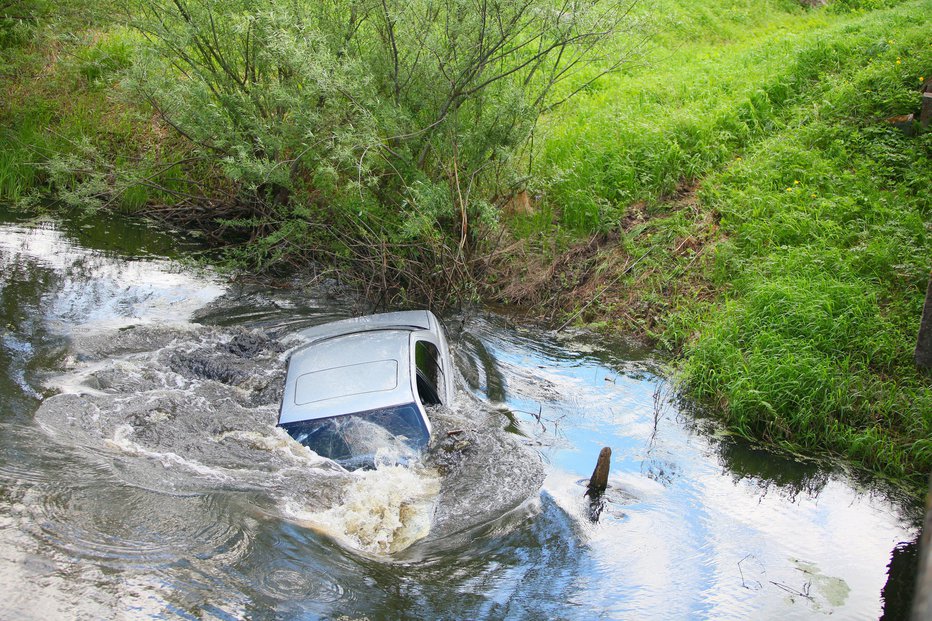 Fotografija: Avto je zapeljal v reko. Fotografija je simbolična. FOTO: Getty Images/istockphoto