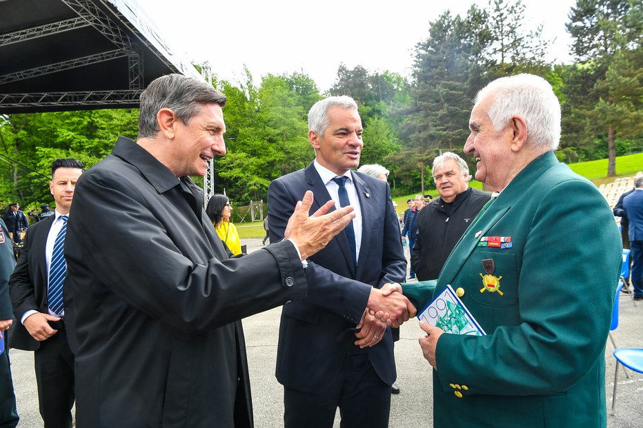 Fotografija: Saša Arsenovič, župan MOM, Borut Pahor, predsednik RS, in Vladimir Miloševič, takratni poveljnik Teritorialne obrambe Vzhodnoštajerske pokrajine