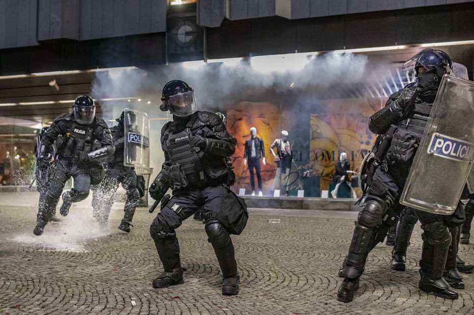 Fotografija: Protesti so se končali s spopadom različnih maskiranih skupin in policije. FOTO: Voranc Vogel