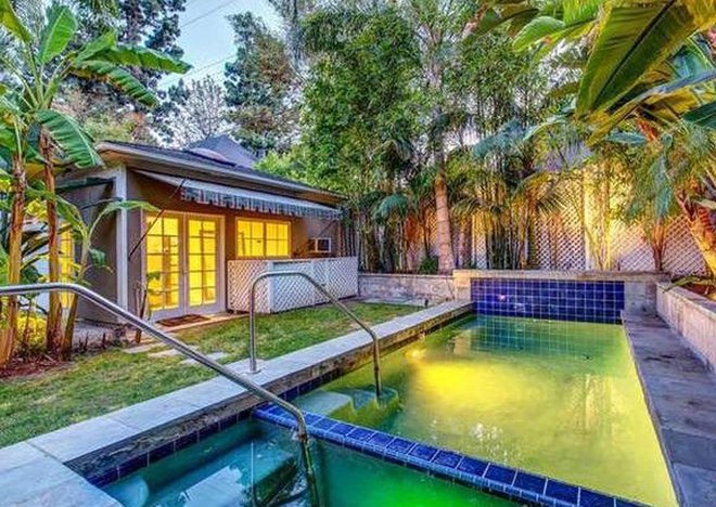 Igralka Emma Roberts odganja stres v svoji novi hiši v Hollywoodu. Nepremičnina z 236 kvadratnimi metri bivalnega prostora, ki jo je kupila letos, poleg treh spalnic, dveh kopalnic, dveh teras, zelenjavnega vrta in hiše za goste premore navadni in masažni bazen.