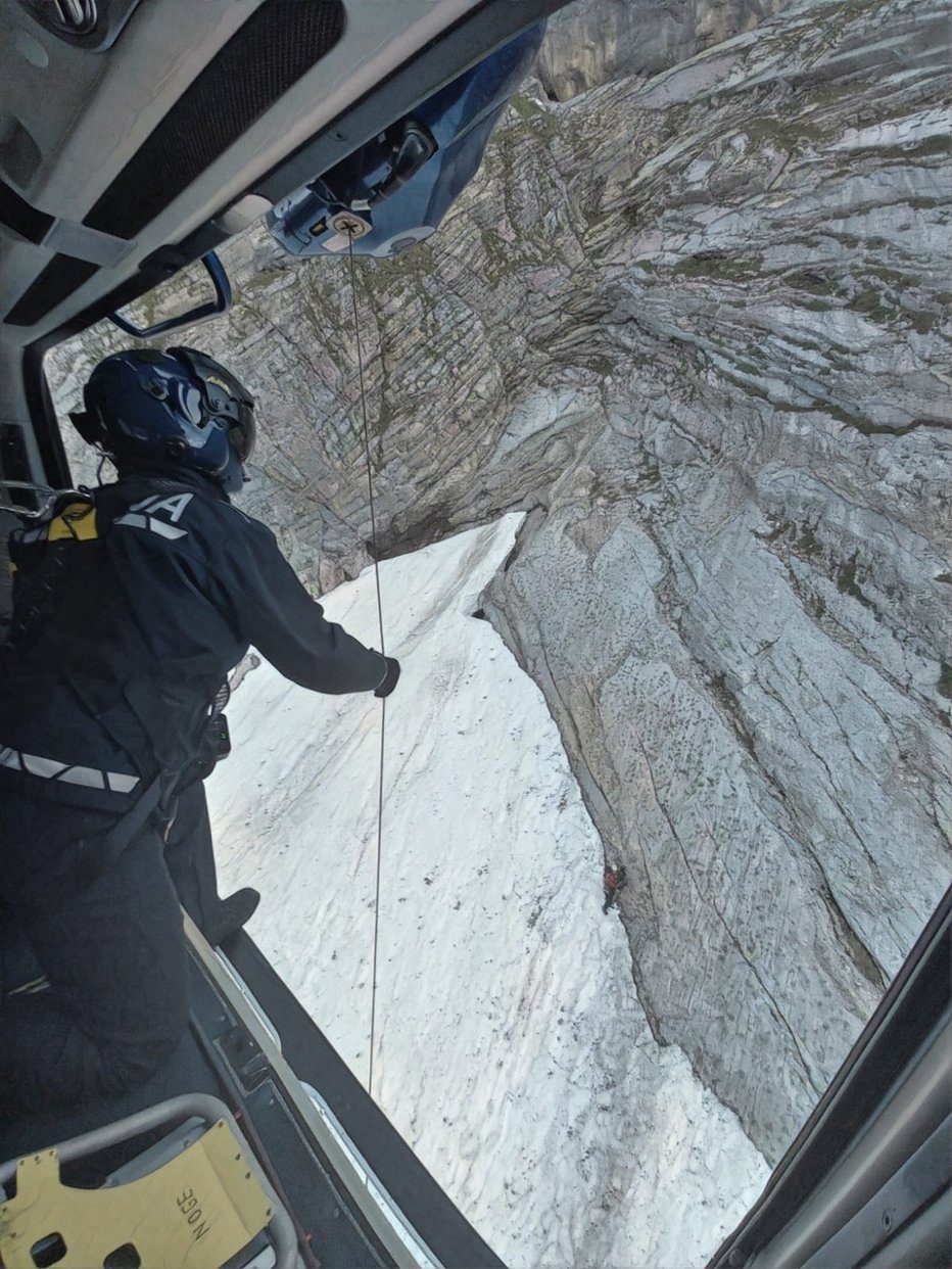 Fotografija: Ekipa za reševanje v gorah je s posadko policijskega helikopterja danes trikrat reševala planince. FOTO: PU Kranj