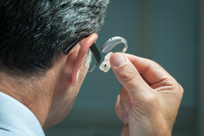 Slušni aparat je dragocen pripomoček, ki osebi z okvaro sluha omogoča normalno življenje in delo. FOTO: Guliver/Getty Images