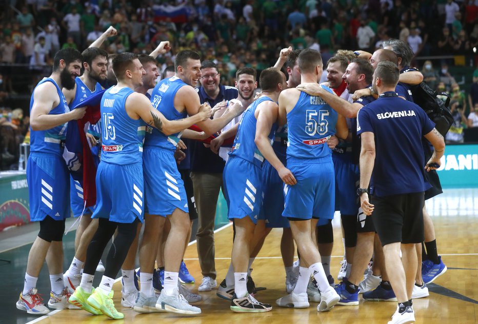 Fotografija: Slovenijo je znova zajela košarkarska evforija. FOTO: Ints Kalnins, Reuters
