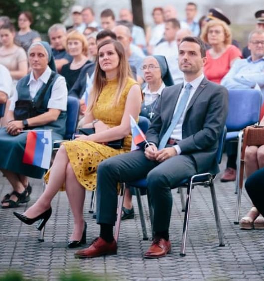 Zakonca na slovesnosti ob državnem prazniku v Kamniku. Facebook, posnetek zaslona