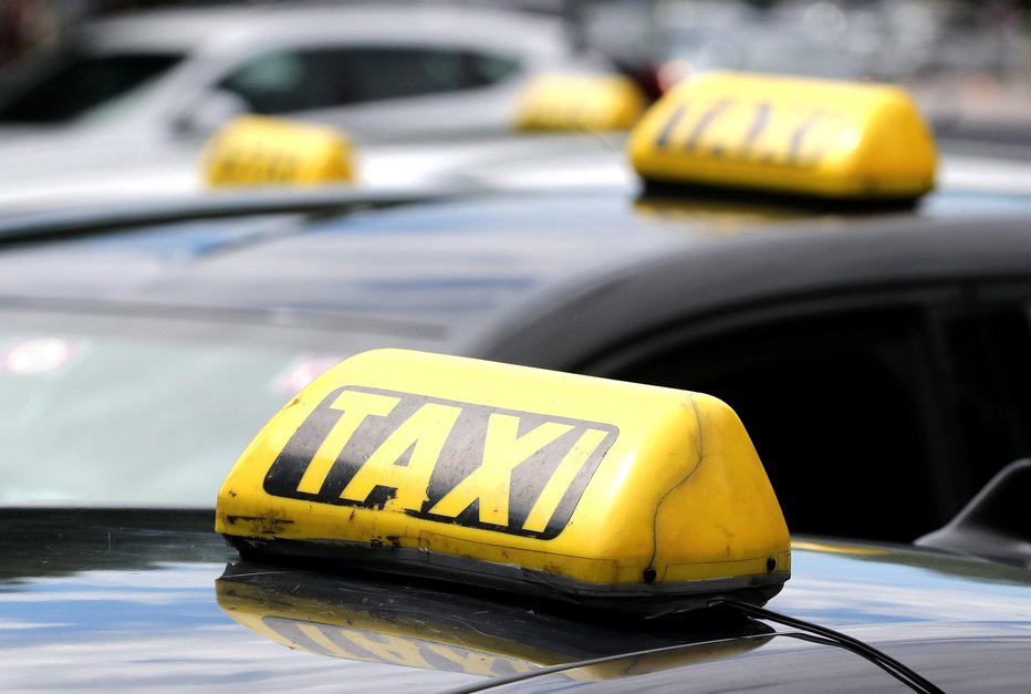 Fotografija: Taksisti so ponudili brezplačen prevoz. FOTO: Dejan Javornik 