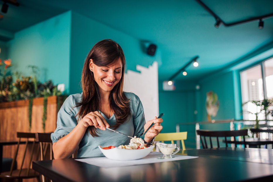 Fotografija: Če sanjate, da redno jeste v restavraciji, boste spoznali vplivneže, ki vam bodo pomagali do uspeha. FOTO: Nortonrsx/Getty Images