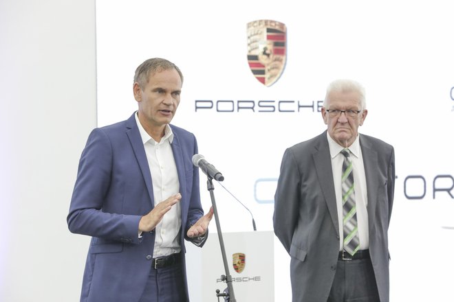 Porsche bo skupaj s podjetjem Customcells vzpostavil novo tovarno za proizvodnjo akumulatorskih celic najvišje zmogljivosti. Novo podjetje z imenom Cellforce v Tübingenu v Nemčiji naj bi do leta 2025 zaposlovalo 80 ljudi, skupna zmogljivost naj bi znašala 100 MWh na leto, kar ustreza visokozmogljivim celicam za 1000 vozil. Porsche bo imel v novem podjetju 87-odstotni delež, preostalo pa Customcells. »Baterijska celica je zgorevalna komora prihodnosti. Cellforce kot Porschejeva nova hčerinska družba bo imela ključno vlogo pri pospeševanju raziskav, razvoja, proizvodnje in prodaje visokozmogljivih celic,« je dejal Oliver Blume (levo), predsednik uprave družbe Porsche (ob njem Winfried Kretschmann, premier nemške zvezne dežele Baden-Württemberg). Kot navajajo, bo kemična sestava takšna, da bodo na anodi uporabili silicij. To naj bi omogočilo večjo energijsko gostoto, poleg tega naj bi bila celica sposobna hitreje sprejemati energijo, pridobljeno z rekuperacijo, primernejša naj bi bila za zelo hitro polnjenje in tudi dobro prenašala visoke temperature. Kot poroča Automobilwoche, je ob dogodku novega podjetja za akumulatorje Blume dejal, da bi bila odločitev o prihodnosti super prestižne znamke Bugatti, ki je tako kot Porsche del koncerna Volkswagen, lahko sprejeta že v prvi polovici leta. Najbolj verjetna rešitev naj bi bila, da bi Porsche najprej prevzel Bugatti in nato ustanovil mešano družbo s hrvaško družbo Rimac Automobili, v katerem sicer Porsche že ima 24-odstotni delež. G. B.