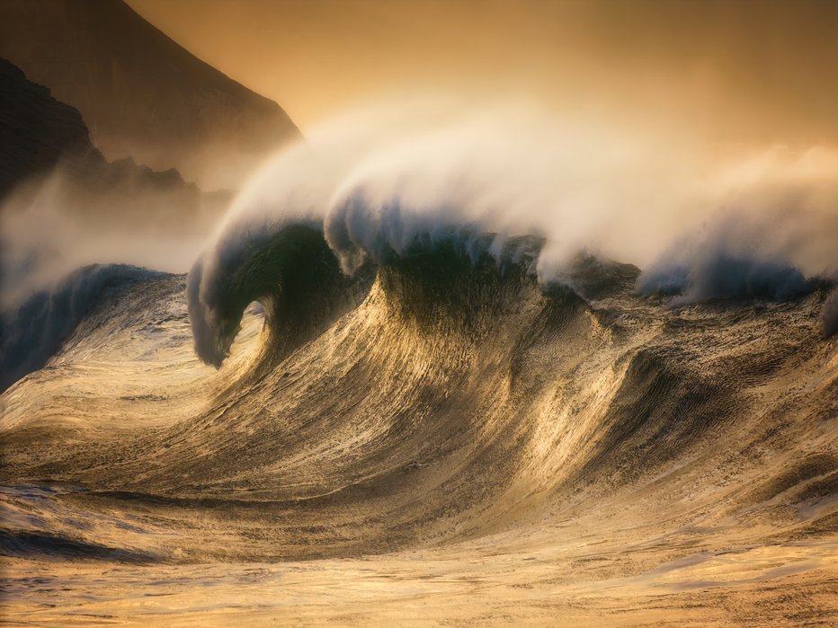 Fotografija: extreme huge wave breaking on the coast
