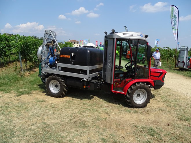 Italijanski Caron je lani vinogradnikom ponudil nov model AR 670 EVO4 z vgrajenim pršilnikom. Kabina zglobnega traktorja transporterja je kategorije 4, kar pomeni, da varuje uporabnika pred pesticidi. Rezervoar za pršilnik ima lahko od 1000 do 2500 litrov prostornine. Traktor ima nizko težišče in je zelo stabilen. Vgrajen ima motor Lombardini s 36,6 kW (50 KM) moči in 16 +8 menjalnikom. Seveda lahko uporablja tudi druge priključke. Fotografije: Tomaž Poje