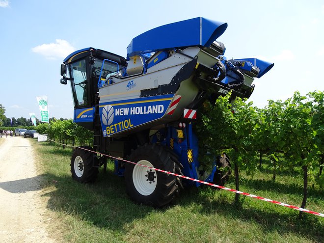 Danes je tudi trgatev grozdja lahko mehanizirana. New Holland izdeluje kombajn za grozdje NH Braud 9090 L. Kadar ni trgatve, se mu lahko prigradi druge delovne priključke, tako da se ga lahko uporablja vso sezono. Ima 129 kW (175 KM), na nagibu pa se tudi izravnava.