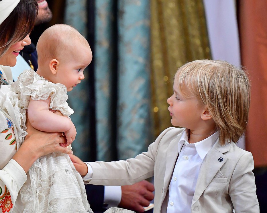 Fotografija: Princ Gabriel je nad mlajšim bratom menda povsem očaran od dne, ko so ga prinesli domov.