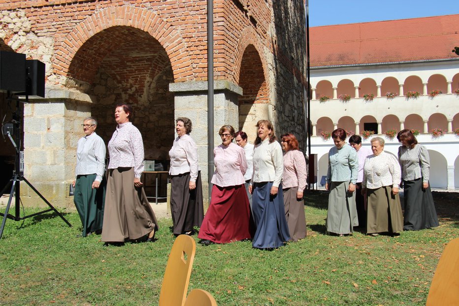 Fotografija: Pevska skupina Društva podeželskih žena pod Gorjanci Kostanjevica na Krki FOTOgrafije: Tanja Jakše Gazvoda