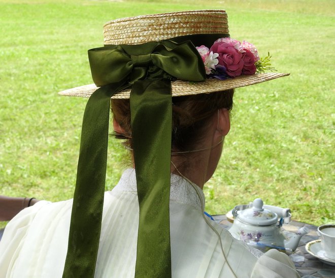 Na glavi slamnik s cvetovi rož, obvezan z zeleno pentljo FOTO: osebni arhiv