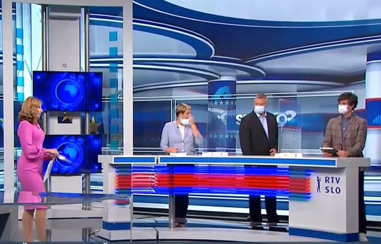 Fotografija: Jelka Godec si je snela masko takoj, ko je bilo oddaje konec. FOTO: TV Slovenija, posnetek zaslona