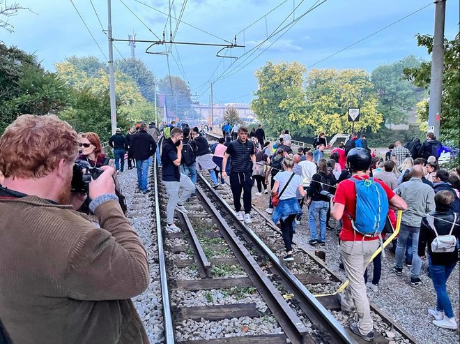 Protestniki so blokirali tudi tire. Ena od protestnic jih je opozarjala, da vlak ne more tako hitro ustaviti. FOTO: E. N.