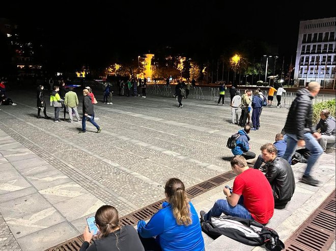 Zvečer so se protestniki vrnili na izhodiščno točko, shod pa se je sprevrgel v popivanje na Trgu republike. FOTO: E. N.