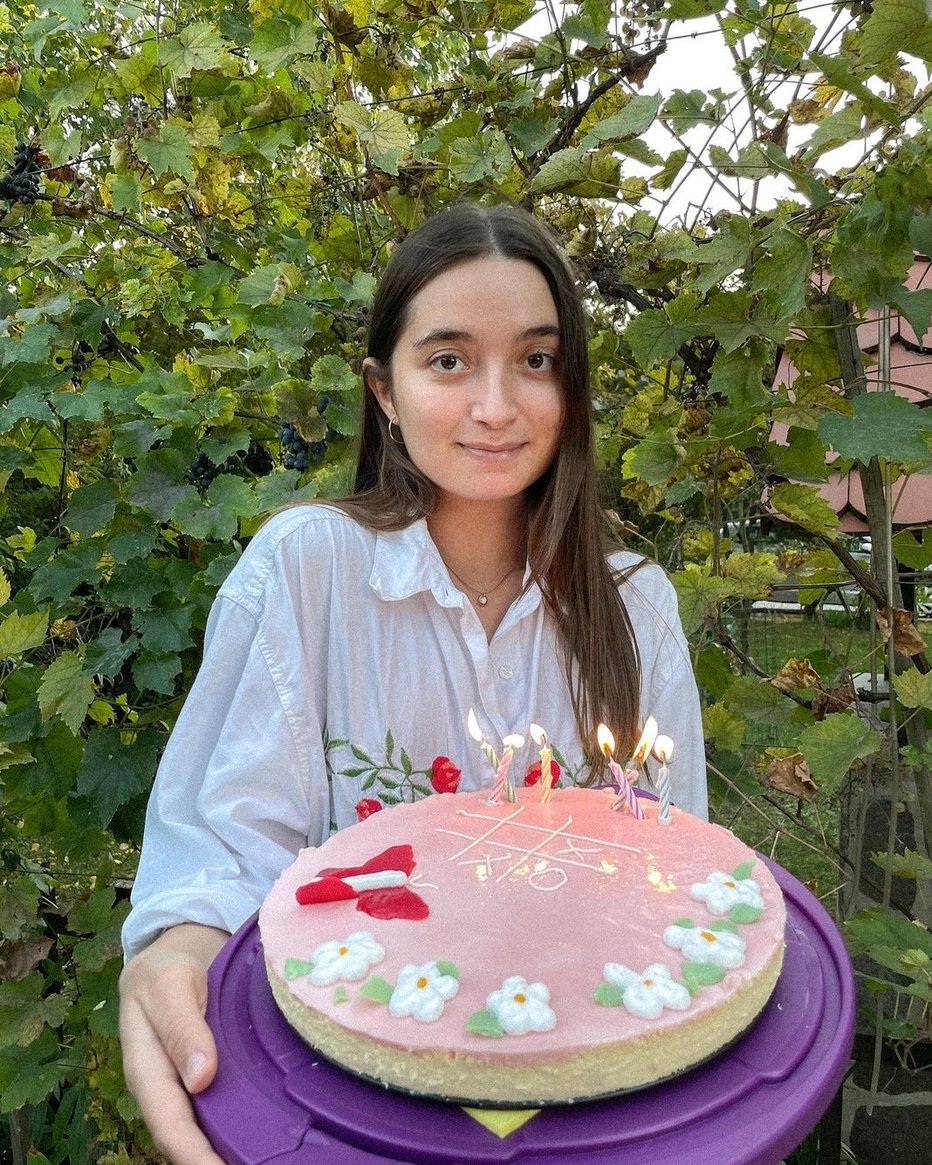 Fotografija: Zala je med šesturnim izpadom družabnih omrežij uživala v družbi svojega Gašperja, s katerim sta se posladkala z domačo tortico.