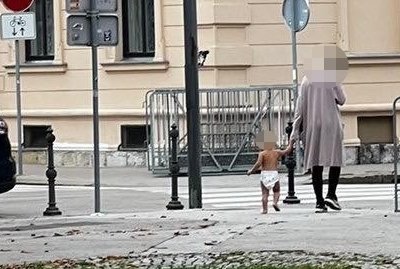 Fotografija: Znana Slovenka na sprehodu z otrokom sredi oktobra. FOTO: Miha, bralec poročevalec
