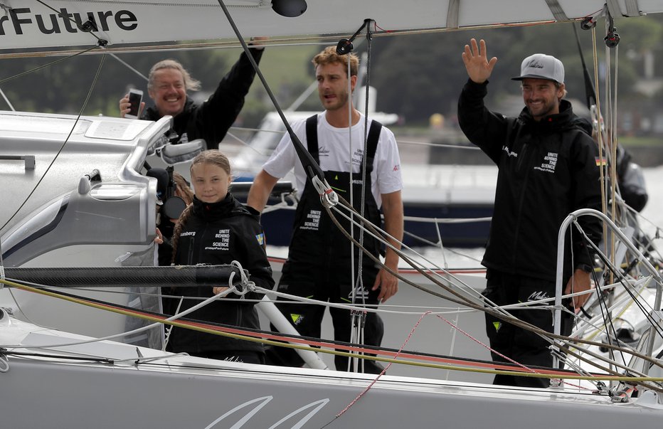Fotografija: Pierre (v beli majici) je pred tremi leti čez Atlantik pomagal Greti Thunberg. FOTO: Kirsty Wigglesworth/Reuters
