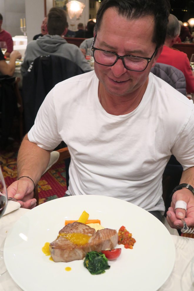 Bojan Cestar s tunovim zrezkom, ki ga je za vse udeležence prvenstva pripravil kuhar Robet Posavec iz hotela Bernardin.

